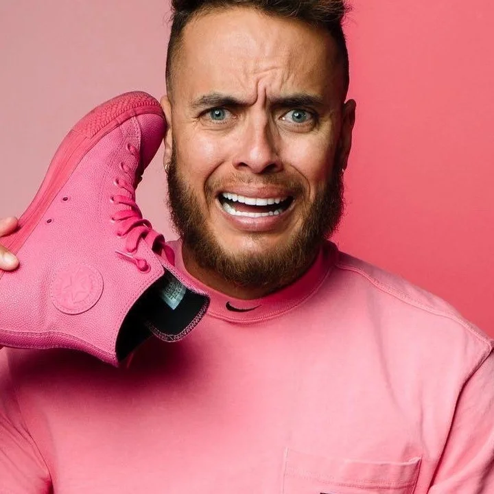 Richard Acosta, Richard Encanto, sosteniendo un zapato rosa junto a su rostro